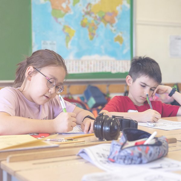 Enfants apprenant dans une salle de classe internationale
