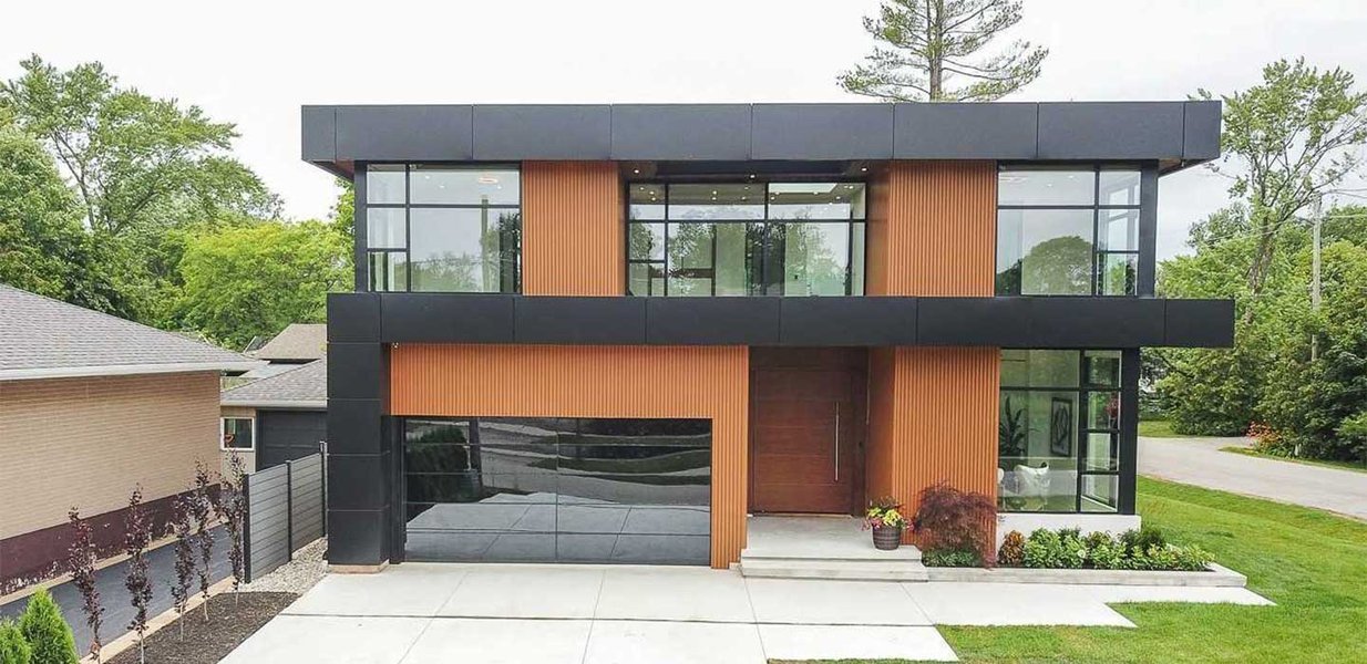 Une maison unifamiliale moderne à Oakville, emblème de l'espace et de l'intimité au Canada. Maison moderne avec grande pelouse à Oakville, Canada