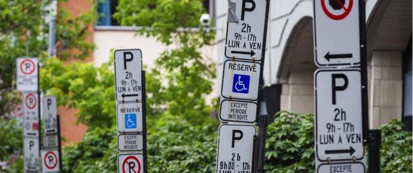 Un exemple de panneau de signalisation de stationnement à Montréal.